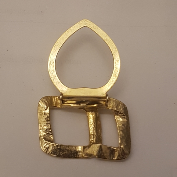 💲5️⃣ in 🛍️of2+  Gold Tone Geometric Ribbon Scarf Clip - Picture 7 of 9